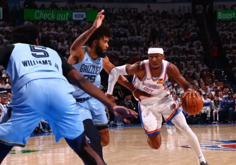 Bóng rổ có được dùng chân không