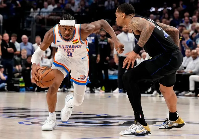 chơi bóng rổ có được dùng chân không