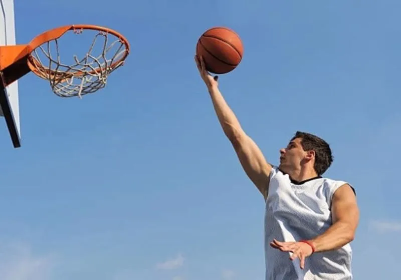chơi bóng rổ có được dùng chân không
